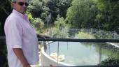 DESCONTENTO. Francisco Peinado, junto al estanque de La Pedriza en el que murieron los peces. 