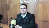 RUEDA DE PRENSA. El concejal, Pedro Luis Rodríguez, da explicaciones sobre la dimisión de Luis Salas.