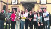 CULTURA. Miguel Ángel Vázquez y Víctor Torres junto al resto de la corporación en la Casa de la Cultura.