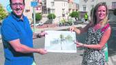 INFRAESTRUCTURAS. Jerónimo García y María del Carmen García, durante su visita a la Plaza Padre Villoslada.