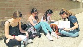 PRUEBA. Un grupo de alumnas de Torredonjimeno repasa antes de presentarse al siguiente examen.