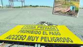 DEJADEZ. Valla de entrada al Parque Acuático por los suelos y uno de los columpios de Valdeastillas. 