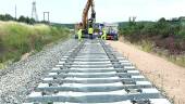 OBRAS. Los operarios colocan las primeras traviesas sobre la vía del ramal ferroviario entre Linares y Vadollano.