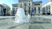 SURTIDOR. Una de las fuentes de la Plaza de Santa María, durante uno de sus periodos de funcionamiento.