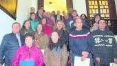 EJEMPLO DE ALTRUISMO. Autoridades y representantes de la hermandad, con los donantes reconocidos. 