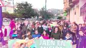 MANIFESTACIÓN DE FE. Jóvenes portan la Cruz de la Misión a su llegada al municipio de Fuensanta de Martos.