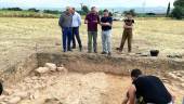 ACTUACIONES. El alcalde, Francisco Huertas, en la visita a los trabajos en el yacimiento de Los Villares