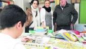 ESCOLARES. Isabel Pérez y José Luis Ruiz, con la profesora del “Materno-Infantil”, ante un niño.