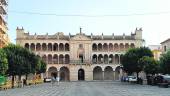 ADMINISTRACIÓN. Portada del Ayuntamiento de Andújar, un edificio situado en la Plaza de España. 