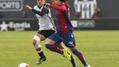 JUGADA. María Alharilla, con la camiseta del Levante, progresa con el balón en el partido con el Valencia.