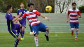 defensa. El lateral izquierdo Fermín, en un partido con el juvenil del Granada B, club al que pertenece. 