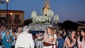 DEVOCIÓN. Las mujeres de Navas de Tolosa portaron sobre sus hombros el trono de la patrona. 