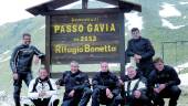 EXPERIENCIA. Los motoristas participantes en la aventura posan en la cima del paso del Gavia, en territorio italiano.