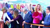 INAUGURACIÓN. Organizadores y miembros del Ayuntamiento cortan la cinta.