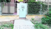 GRAFITI. Pintada que reza “El silencio te hace cómplice”, en una de las puertas del instituto Las Fuentezuelas. 