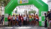 DEPORTE. Corredores preparados en la salida de la carrera popular celebrada en Beas de Segura. 