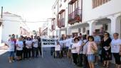 PROTESTA. Miembros de familias damnificadas por el problema, con pancartas, ante algunas de las viviendas hipotecadas.