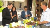 FRUTOS. Pedro Bruno, Esther Ulloa y Francisco Reyes observan las brevas de Jimena. 