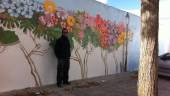 PINTURA. Ramón Figueroa Hortelano, junto a uno de los murales que ha realizado, 3 metros por 40, en Mancha Real. 