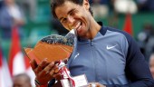 Rafael Nadal muerde la copa conquistada hace una semanas en Montecarlo.