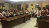 CONTRATOS. La alcaldesa, Mari Paz del Moral, se dirige a jóvenes, en presencia de la concejal Laura Nieto.