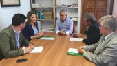 Ana Cobo y Juan Eugenio Ortega en su reunión con los alcaldes de los municipios implicados.