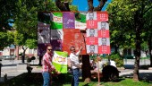 CANDIDATOS. El número dos, Raúl Muñoz, y Manuel Puentes, candidato a la alcaldía, en la pegada de carteles.