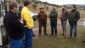 en el campo. El delegado de Medio Ambiente, con personal del programa Life y de una de las fincas. 