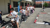 SOBRE DOS RUEDAS. Los alumnos del colegio Andalucía aprenden sobre educación vial montados sobre bicicletas.