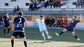 ACCIÓN. El jugador celeste Fran golpea el balón. 