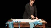 TEATRO. Rosario Pardo interpreta a una costurera a punto de terminar su último encargo, un vestido azul de mar, en “Los días de la nieve”.