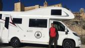 EMPRENDEDOR. Antonio Castillo, con una de las autocaravanas, a los pies de la Fortaleza de la Mota.