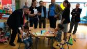 CLASE. Javier Imbroda, con los delegados Antonio Sutil y Maribel Lozano, docentes y niños del centro. 