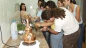 FORMACIÓN. Mujeres jóvenes participan en un curso especializado para la extracción de aceites esenciales de la flora andaluza. 