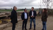 José Castro y Blas Alvés visitan la zona inundada en Villanueva de la Reina.
