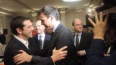 BRUSELAS. Alexis Tsripas y Pedro Sánchez se saludan a su llegada a la cumbre de líderes. 