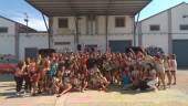 JUVENTUD. Participantes en la Fiesta del Color, promovida por la cofradía de la Esperanza, con apoyo del Ayuntamiento, en el silo.
