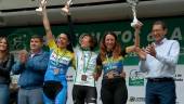 CAMPEONES. José Luis Carrasco e Isabel Peña exhiben sus maillot de campeones de Andalucía junto a Manuel Rodríguez, presidente de la Andaluza, y Pedro Justicia, alcalde de Bélmez de la Moraleda.