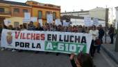 MANIFESTACIÓN. Unos 300 vecinos salieron a la calle, según la organización, para pedir el arreglo de la vía. 