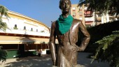 EN FAENA. La escultura en honor de Manolete luce un pañuelo verde.