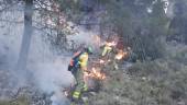 ESFUERZO. Bomberos forestales intervienen en el incendio declarado en el paraje Morrones de Santa María.