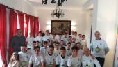 CONJUNTO. Los jugadores juveniles e infantiles de la Escuela Municipal de Jódar durante la recepción con el alcalde en el Ayuntamiento.