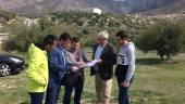 obras. Bartolomé Cruz visita los terrenos donde se construirá el punto de acopio de residuos de la construcción de Huesa. 