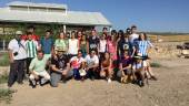 2017. El alcalde, Juan Fernández, junto a los 25 jóvenes universitarios participantes en la última edición del programa de voluntariado.