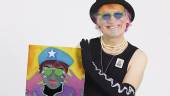 Iznatoraf. El artista, con la portada del nuevo disco, obra de Fabio McNamara. 