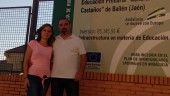 TENACES. Sara Chica e Ismael Palomares, a las puertas del colegio General Castaños de Bailén. 