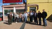 DESCONTENTO COLECTIVO. Vecinos de Ermita Nueva y de Mures afectados por los cortes, a las puertas del Restaurante La Gaviota.