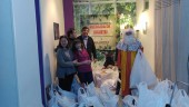 TODO LISTO. Manuel Ruiz, con voluntarios y el rey Melchor, en la recogida de juguetes del año pasado.