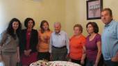 FESTEJO. Gabriel Alcántara Moral, usuario de la empresa Clece en La Higuera, celebra su cien cumpleaños rodeado de sus seres queridos y las autoridades del municipio jiennense.