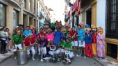 desenfado. Cabezudos y charanga que acompañó el desfile de estos personajes en el recorrido por las calles de Arjonilla que atrajo a pequeños y mayores.